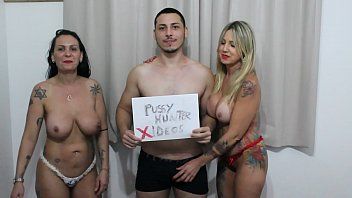 Riproduci Due con grandi tette toccano un uomo