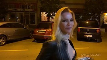 Redă Prostituata blonda face sex noaptea din picioare