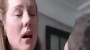 تشغيل الفاسقة المتحمسة مع جسد القطط يرش سلوبوز أسفل حلقها