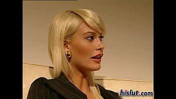 Reproduzir Loira fodida por dois machos em todos os buracos
