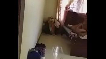 Reproduzir Ele grava sua cadela com uma câmera espiã quando ele faz sexo oral