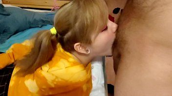 Riproduci Niki mette la gola direttamente nel pene e lo tiene in gola per alcuni secondi