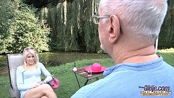 Odtwórz Pieprzy jej bieliznę za xxx z tyłu z klapsami w duży tyłek