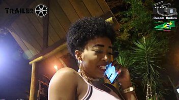 Reproducir La negra habla con su nena y un loco se la folla tras su coño