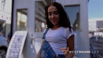 Reproducir Puta delgada de 18 años que tiene sexo y es follada por una mujer