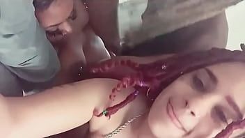 Reproducir Morena con grandes tetas penetrada duro