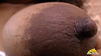 Abspielen Ebony Milf masturbiert zusammen mit ihren großen, fetten Daddys