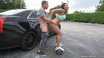 Jouer Il loue la voiture d'une fille pour baiser une pute brune et voleuse