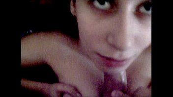 Riproduci A Roxana, un'adolescente, piace fare pompini e fare sesso tra le sue tette