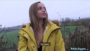 Reproducir A ella le encanta hacer una mamada masculina hasta que él sloboz se folla a su gran papi y fácilmente se folla la pequeña polla.
