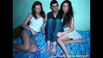 Afspelen Deze zwarte man heeft een zeer lange penis en hij wil deze prachtige vrouwen grondig neuken