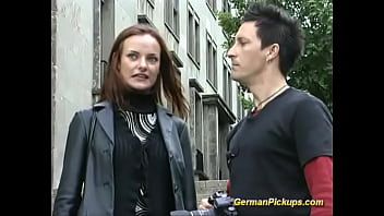 Jouer La pute blonde est ramassée par le public et se voit proposer de faire du xxx oral