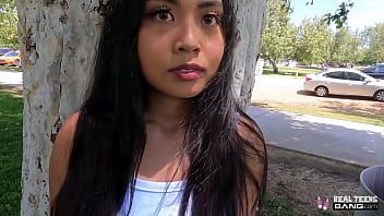 Reproduzir Esta linda garota tem quadris grandes e quer fazer xxx tanto quanto possível