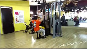 Afspelen Pornofilms in de sportschool met een geschoren escorte in poesje 2018