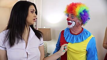 Redă Tanara hot care se intalneste cu un mascul la costum pe care il dezbraca