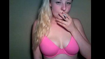 Jouer La belle chatte qui a de gros seins et enlève ses sous-vêtements à votre piscine et