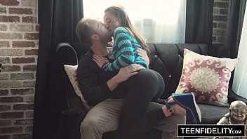 Play Pussies having sex in the living room very brutal