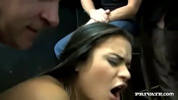 Reproducir Aldeano con los senos expuestos dando xxx oral a un hombre dotado para deleitar