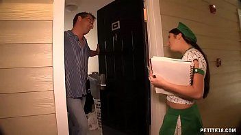 تشغيل عندما تقود السيارة، تحب أن تفعل ذلك مع ثدييها إلى الخارج وهذا الرجل الموشوم يدعوها إليه