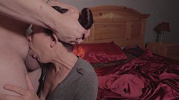 Jouer Deux étudiants qui travaillent me font une fellation parce qu'ils me devaient de l'argent