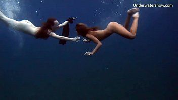 Abspielen Dreharbeiten im Wasser des Pools mit zwei nackten Frauen