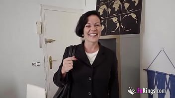 Odtwórz Blondynka, która uprawia czarny seks oralny, bo to jej największa fantazja i chce to zrobić