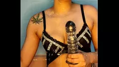 Abspielen Schlanke brünette Hausfrau experimentiert mit einem großen Dildo