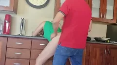 تشغيل امرأة سمراء اللعنة الأصدقاء يأخذ الديك قبل أن يأتي الزوج إلى المنزل