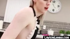 تشغيل ليانا لوسون تأخذ حمولة أثناء ركوب قضيب كبير
