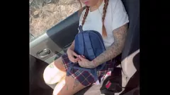 Redă O latină înșelată se dă cu un taximetrist în public în timp ce poartă o fustă mini