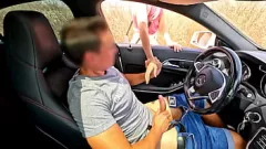 Redă Public Dick Flash! A venit cu ajutorul unui străin misterios în mașină