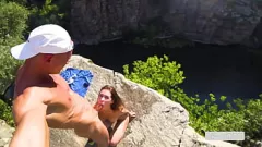 Redă Lovitură de păsărică pe stâncă sălbatică: orgasmul în aer liber al Miei Bandini