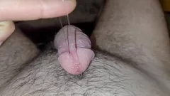 Jouer Un garçon solo se dirige vers un orgasme intense du frein