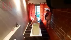 Abspielen Regina Noirs Shave-Pussy-Duschshow – Nackter Striptease und Masturbation einer kurvigen Hausfrau