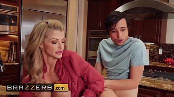 تشغيل شبق مارس الجنس المتشددين في كس من قبل رجل يريد ممارسة الجنس
