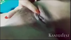 Afspelen Filipijnse babe laat haar onbekende poesje zien terwijl ze haar account verifieert