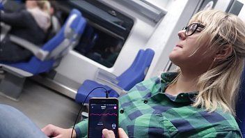 Redă Ea face muie intr-un tren cu calatori