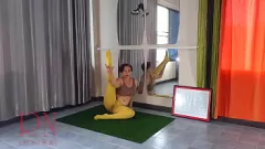 Abspielen Regina Noirs gewagte Yoga-Sitzung in gelben Strumpfhosen: Ein nacktes Trainingserlebnis im Fitnessstudio