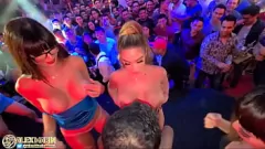 Redă O fetiță curbată face o muie înainte de a merge la un spectacol de bar în Chiapas