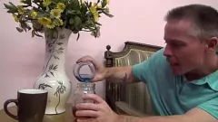 Reproducir Hija borracha bebe accidentalmente la poción mágica de papá