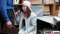 Redă Adolescentul fierbinte este pedepsit: acțiune hardcore în fund și muie