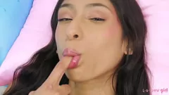 Redă Prima ședință foto amatoare și masaj sexy a adolescenței brunete Sona Bella