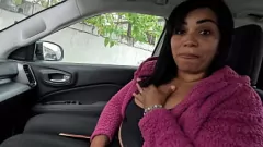 Redă Busty Bruneta Nicoly Mattos își arată păsărica păroasă în parcare și suge un penis negru