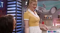 Redă Curvy MILF Serene Siren nu poate rezista păsăricii zeiței de abanos Alexis Tae în restaurant