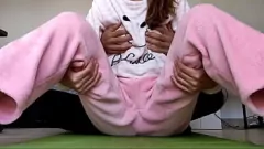 Reproducir ASIANTO ASIANO DE 18 años en pijama con pequeñas tetas y coño húmedo y cachondo-porno casero de aficionado real