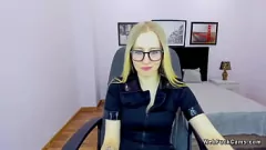 Reproducir Sensual rubia bielorrusa en vasos se burla con pequeñas tetas en la webcam