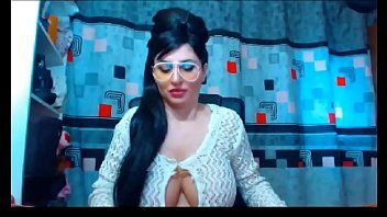 Jouer Xnxx roumain mature avec une brune met sa bite et son caoutchouc dans tous les trous