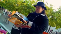 Abspielen Mollige Brünette mit großen Titten und riesiger Arsch ist scheiße und reitet einen massiven Schwanz
