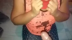 Reproducir Latina Milf chupa una gran polla y se corre