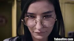 Redă Lesbienii adolescenți brunete mici se răzbună cu tribbing și foarfece fierbinți
